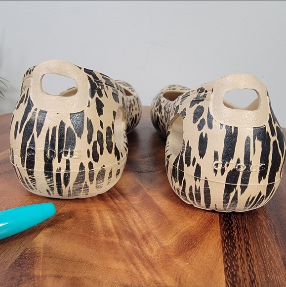 CROCS Leopard Print Flats Size 8 Animal Casual Comfy - Picture 9 of 16